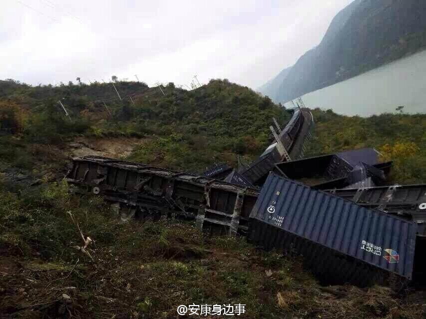 襄渝鐵路旬陽(yáng)至棕溪上行線發(fā)生山體塌方，致使75228次貨物列車8節(jié)車廂脫線。圖片來(lái)源于網(wǎng)絡(luò)