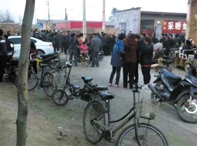 　11月9日下午，暴力催債的社會人員持械進入獻縣安莊后，村民們聚集在一起準(zhǔn)備反抗。村民供圖