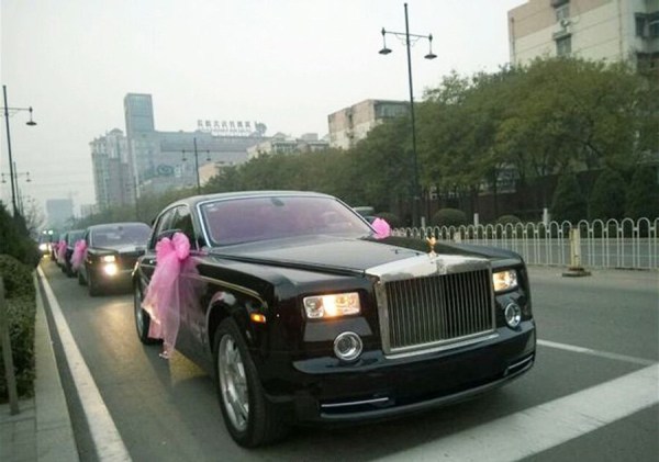 　11月23日，河北唐山街頭現(xiàn)價(jià)值超過2個(gè)億的婚禮車隊(duì)。