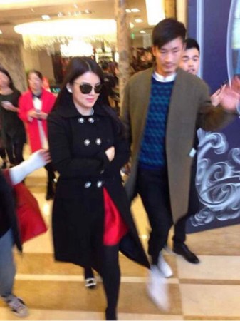 　婚禮現(xiàn)場現(xiàn)多位明星大腕助陣。