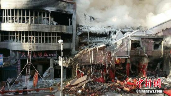 2015年1月3日，哈爾濱市道外區(qū)太古街著火塌方現(xiàn)場(chǎng)，火又燒了起來