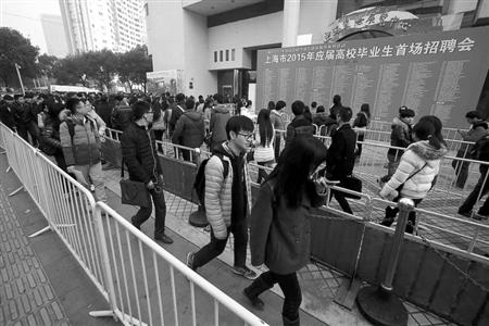 昨天的應屆生招聘會,舉辦方上海國際展覽中心配備了足夠的警力、安保和工作人員，整個排隊隊伍被分割成數段