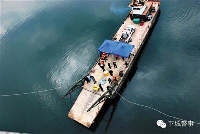 為搜尋深水沉尸，杭州警方租用的船只在水面作業(yè)。本版圖片/杭州警方提供