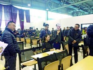 　首批中央和國家機(jī)關(guān)公車第三場拍賣現(xiàn)場。賈悅/攝