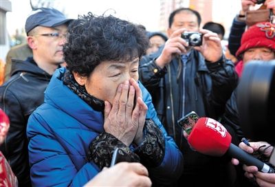 2月9日，呼格吉勒圖的母親尚愛云在旁聽趙志紅案后，接受媒體采訪時落淚。新華社記者 任軍川 攝