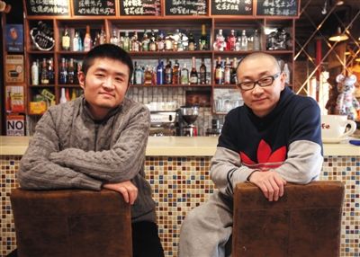 　14日，西安交通大學(xué)路66號(hào)公路咖啡館，苗阜（左）、王聲（右）兩位青年相聲演員今年將第一次登上春晚