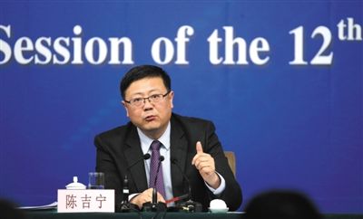 昨日，十二屆全國(guó)人大三次會(huì)議新聞中心，環(huán)保部部長(zhǎng)陳吉寧回答中外記者提問。新京報(bào)記者 陳杰 攝