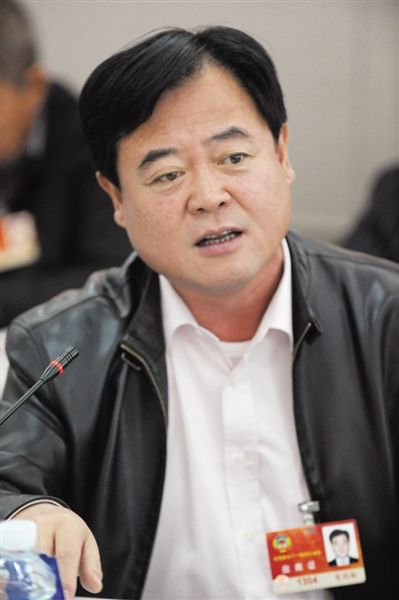 　政協(xié)委員、中國通用技術(shù)集團董事長賀同新稱，按照2014年的數(shù)字，他的薪水下降了近50%。圖/CFP