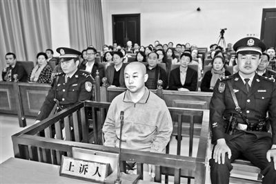 4月14日，趙志紅（前中）在庭審現(xiàn)場 供圖/新華社