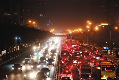 昨晚，因沙塵暴導(dǎo)致能見(jiàn)度低，長(zhǎng)安街嚴(yán)重堵車(chē)。