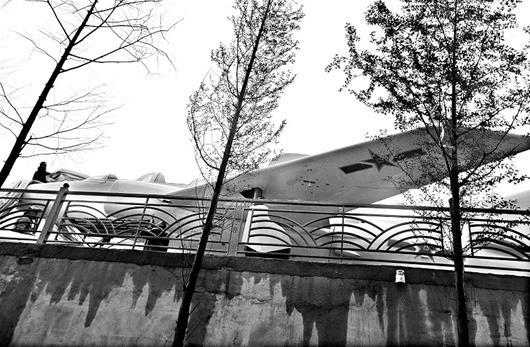 校園里的戰(zhàn)斗機(jī) 校園里的戰(zhàn)斗機(jī)