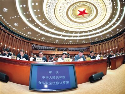 昨日，食品安全法修訂草案提交十二屆全國人大常委會(huì)第十四次會(huì)議進(jìn)行三審。 新華社記者 李濤 攝