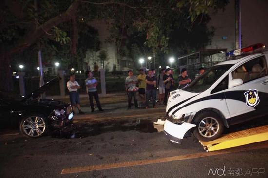 當(dāng)時(shí)賓利司機(jī)去筆架山爬山，車停在路邊，剛回來便發(fā)現(xiàn)車輛發(fā)生了事故。