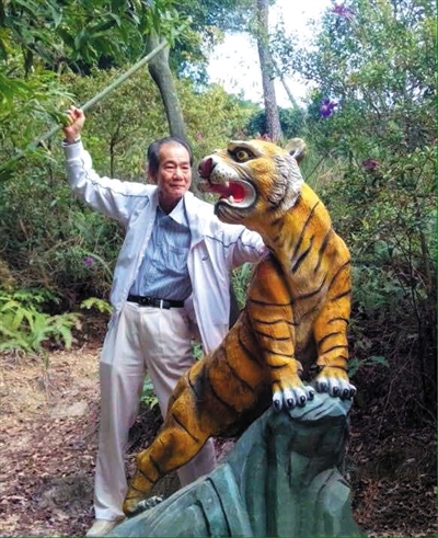 2015年1月10日，區(qū)少坤到廣東肇慶九龍湖游玩，拍攝打虎圖。
