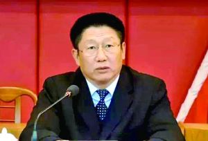 他曾身居要職，在仕途上平步青云，“連跳式”升官；他如今落馬，被查出近乎瘋狂地收受巨額利益、用公款送禮，還隱瞞“裸官”身份、在私企老板的安排下多次嫖娼、參與賭博、與多名女性通奸，被一線辦案人員形容為“五毒俱全”的干部。近日，深圳原市委常委、政法委書記蔣尊玉的貪腐歷程被披露。