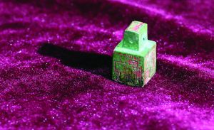 刻有墓主名字的六面印 刻有墓主名字的六面印