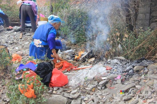 老人們準備好松香紙錢等祭祀用品，虔誠祈福。
