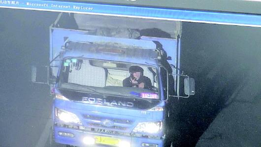 張某被抓拍到開(kāi)車(chē)打手機(jī)。