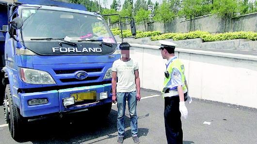 民警對(duì)持C1駕照駕駛大貨車(chē)、一年違法350余次的張某進(jìn)行批評(píng)教育。