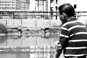 2015年6月5日，上海的古御界橋只剩橋墩和兩塊橋面。