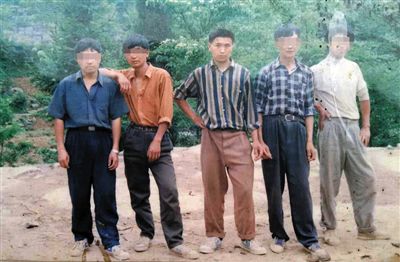 一次外出打工前，田仁信（中）與村里的伙伴合影。田仁信親屬供圖