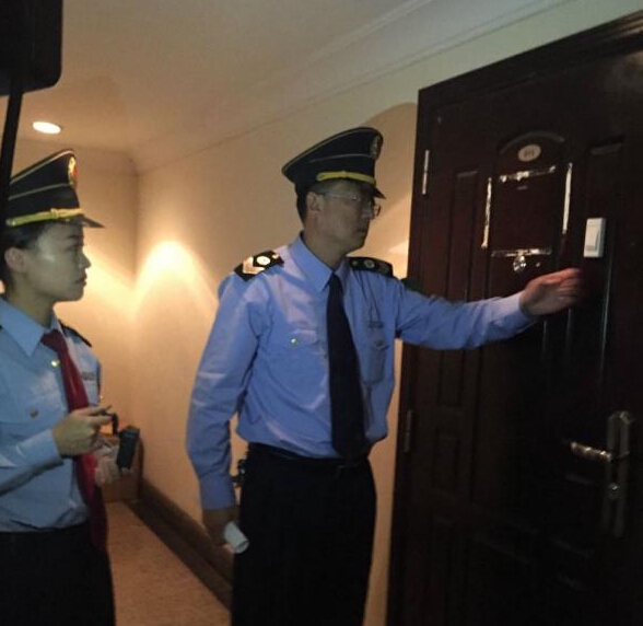 青島市衛(wèi)生監(jiān)督所的工作人員在郝愛(ài)勇診所執(zhí)法。