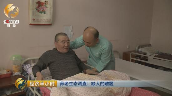 每天凌晨5點(diǎn)多，老姜就起床。幫老人挨個洗臉，口腔護(hù)理，換尿墊，擦身。