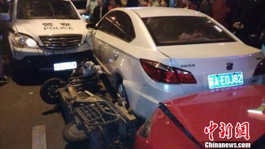 網(wǎng)友上傳的現(xiàn)場(chǎng)事故圖片。 網(wǎng)友拍圖 攝