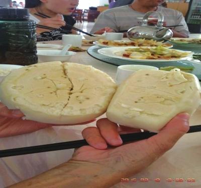 在參加山西游行程中，體驗(yàn)員發(fā)現(xiàn)團(tuán)餐中的饅頭已經(jīng)發(fā)霉。視頻截圖