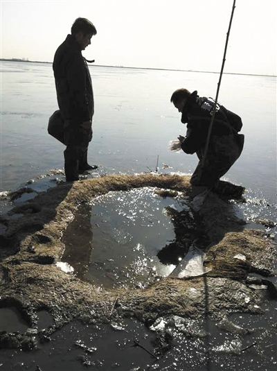 天津北大港濕地深處，警方對(duì)“毒池”液體取樣?！? width=