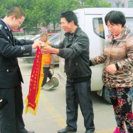 何姜姜的父母給民警送錦旗。