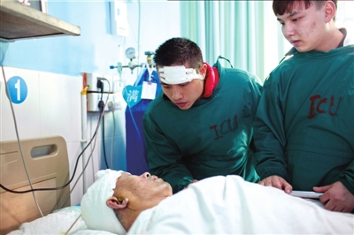 11月16日，王冬（頭部包裹紗布者）在照顧李大爺