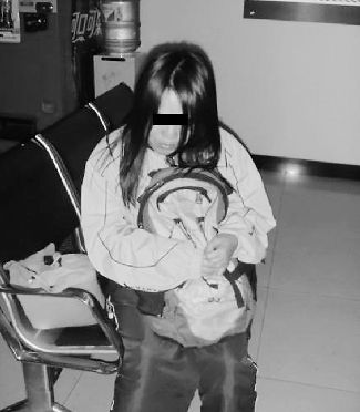 扮學(xué)生妹乞討的女子。