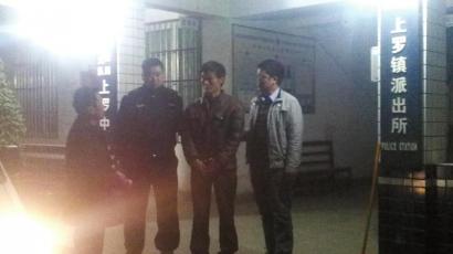 王強(qiáng)被抓獲歸案,右二為犯罪嫌疑人。