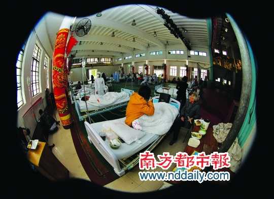 病人被轉(zhuǎn)移到該院的工會大禮堂。通訊員 符曉亮 攝