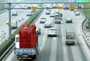 內(nèi)環(huán)高速連應急車道也被社會車輛占用著，3月嬰兒最后病重離世