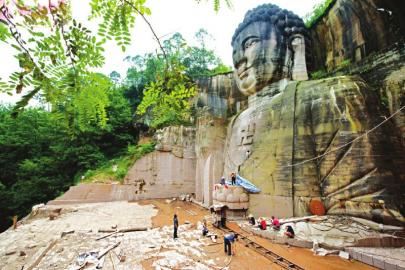 佛像雕刻現(xiàn)場。