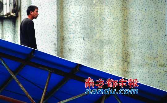 佛山一男子汽車(chē)站跳天棚死亡 稱(chēng)自己頂著家里重?fù)?dān)