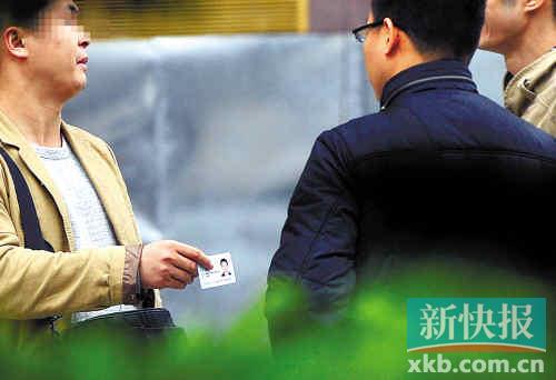 在進(jìn)行了近半個(gè)月暗訪調(diào)查中，有證販子告訴記者稱，二代身份證買賣已形成產(chǎn)業(yè)鏈，不僅貨源穩(wěn)定，生意也是相當(dāng)紅火?！稣褟V場(chǎng)附近，一名男子正向記者兜售二代身份證。