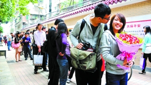 2011年11月11日，越秀區(qū)民政局，登記結(jié)婚的隊伍排了足有一百米長（資料圖片）?！∮浾唿S澄鋒攝