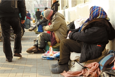 昨天，仍有流浪人員在路邊居留。本報(bào)記者譚青攝/視頻