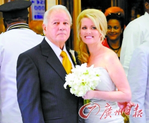 二00一年，埃德文和特里娜舉行婚禮。