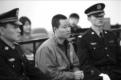 男子偷數(shù)萬(wàn)信件報(bào)紙賣(mài)廢紙 涉侵犯通信自由受審