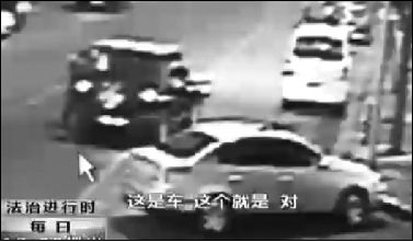 事發(fā)現(xiàn)場(chǎng)監(jiān)控錄像顯示，白圈內(nèi)的被害人老丁，正在牧馬人越野車旁收費(fèi)。 圖片來(lái)自電視截圖