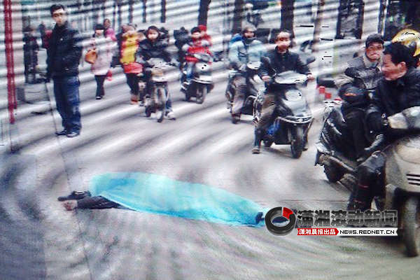 2月4日早上8時30分許，長沙人民中路255號一棟住宅樓露天樓梯6樓頂部，一名三十多歲的中年男子跳下