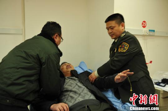 被“黑車(chē)”頂跑近5公里的執(zhí)法隊(duì)員周應(yīng)鑄被送至醫(yī)院急救?！￠Z成全　攝