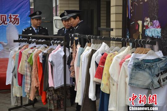 警方展示的部分被盜服裝?！∷瘟⒊z