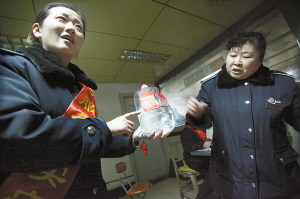 　車站人員在講述當(dāng)時(shí)情況，一桶5斤的白酒已被喝掉大半記者周杰攝