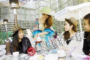 商家婦女節(jié)促銷招數(shù)多 半裸外國男模引千人圍觀