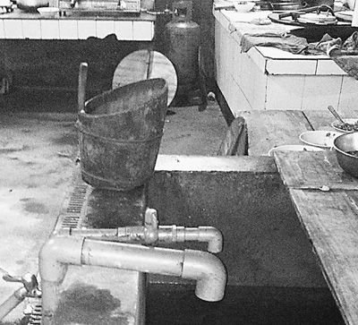 在鎮(zhèn)機關(guān)食堂，洗菜煮飯都用自來水。